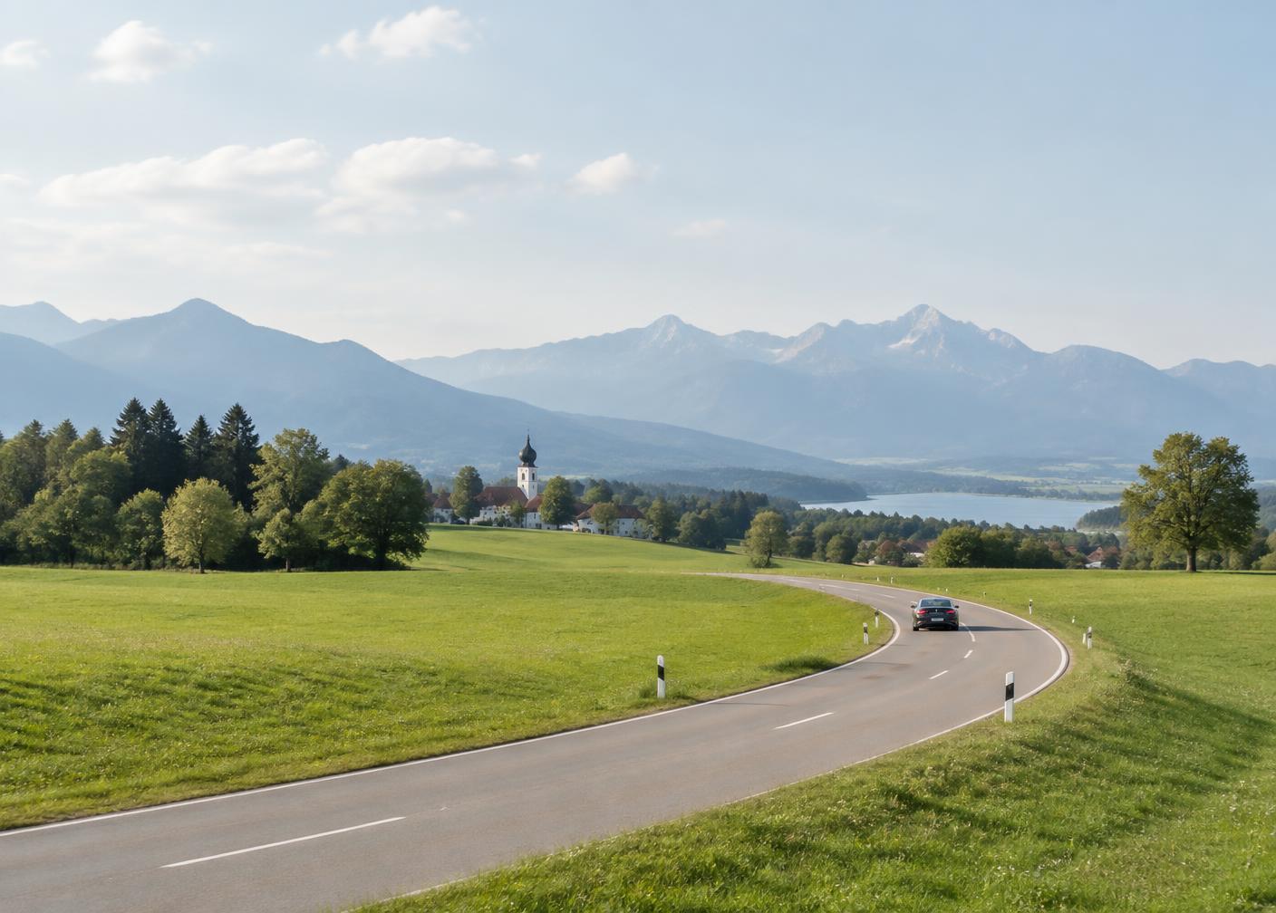 Ruhige Landstraße durch die bayerische Voralpenlandschaft