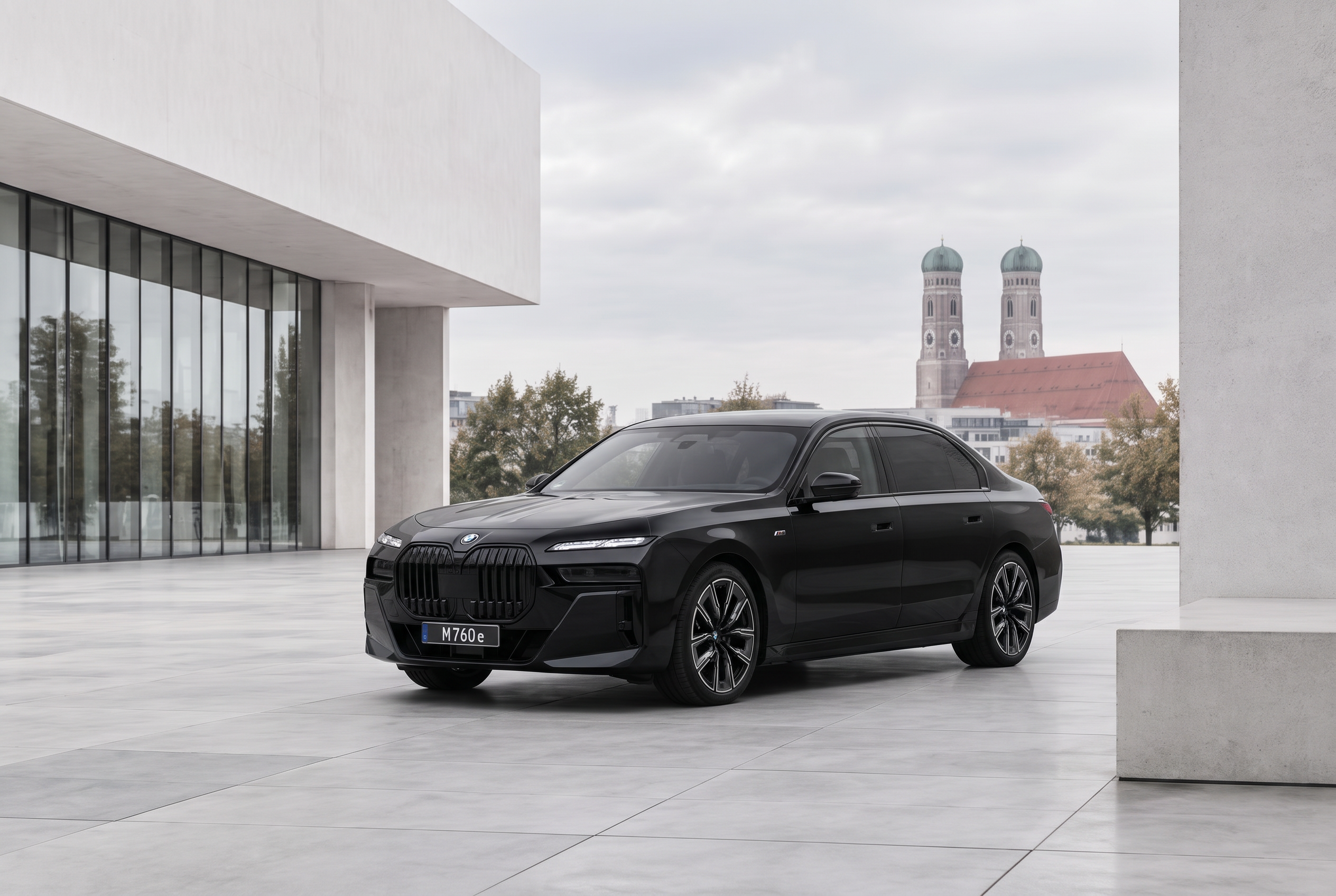 Schwarze BMW M760e G70 Limousine auf einem hellen, modernen Platz in München
